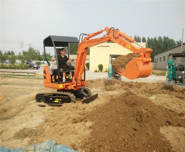 小型挖掘機
